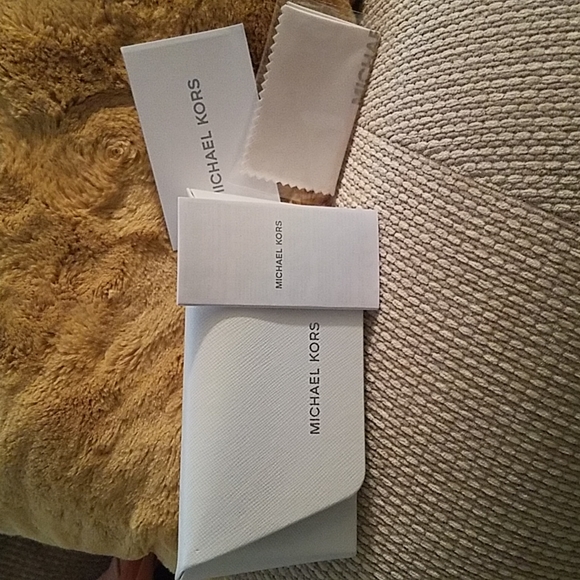 MICHAEL KORS EYEGLASS CASE - Picture 2 of 4